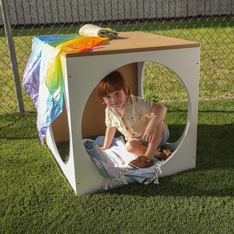 WB2726 outdoorED™ Play House Cube_hero with model
