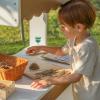 WB2730 outdoorED™ Market Stand_close up with model and props